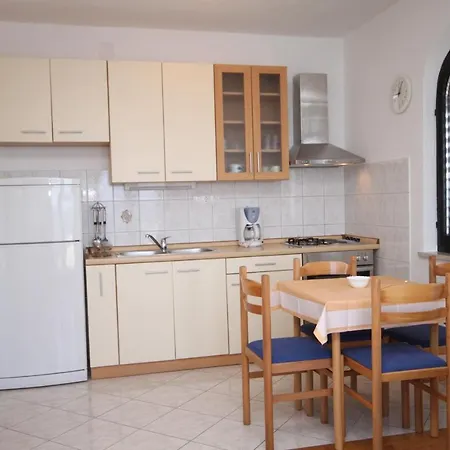 Family Friendly Seaside Kozino, Zadar - 6184 アパート *